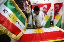 Un hombre con una bandera kurda