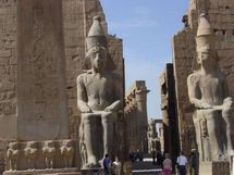 Devuelve presidente de Francia a Egipto última pieza de antiguo mural
