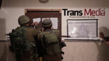 Soldados israelíes cerrando el medio de comunicación palestino Transmedia.