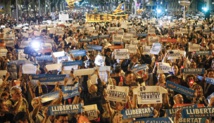 Manifestantes en Barcelona pidiendo la liberación de Jordi Sánchez y de Jordi Cuixart