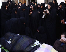 Irán: funeral de ayatolá disidente provoca choques entre policía y oposición Irán: funeral de ayatolá disidente provoca choques entre policía y oposición