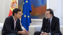 El líder del PSOE, Pedro Sánchez-a la izquierda-y el presidente del gobierno y líder del PP Mariano Rajoy.