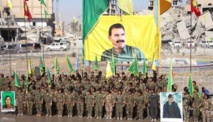 Milicianos kurdos ante la foto gigante de Ocalan desplegada en Raqqa.