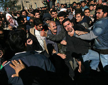 Policía iraní reprime acto por Montazeri: heridos y 50 arrestos (oposición)