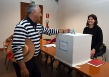 Un gondoliere-conductor de góndola-votando. Un gondoliere-conductor de góndola-votando.
