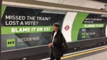 Un anuncio de Russia today en el metro de Londres que dice:¿Perdiste un tren? ¿Perdiste un voto? ¡Cúlpenos! Un anuncio de Russia today en el metro de Londres que dice:¿Perdiste un tren? ¿Perdiste un voto? ¡Cúlpenos!