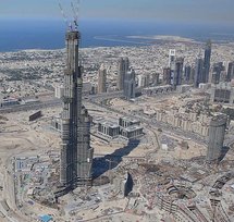 Dubai inaugura el edificio más alto del mundo y trata de redorar su imagen