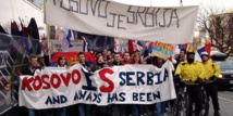 Manifestantes serbios con una pancarta que dice: Kosovo es Serbia Manifestantes serbios con una pancarta que dice: Kosovo es Serbia