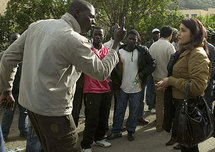 Dos inmigrantes heridos tras protestas contra racismo en Italia Dos inmigrantes heridos tras protestas contra racismo en Italia