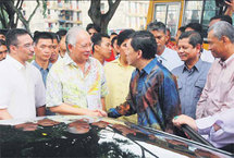 El presidente malasio, Najib Razak, visita una iglesia atacada