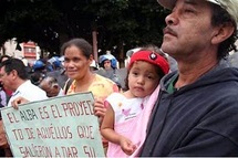 Miles de hondureños en marcha por el ALBA y en contra de la amnistía para generales Miles de hondureños en marcha por el ALBA y en contra de la amnistía para generales