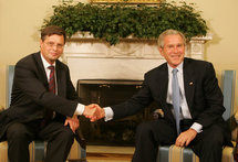 Jan Peter Balkenende, el primer ministro holandés, con George W. Bush