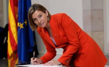 Carme Forcadell firmando la declaración de independencia de Cataluña.