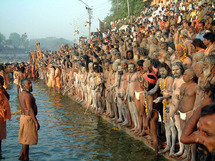 Una marea humana expía sus pecados en el Ganges