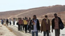 Inmigrantes caminando en Libia