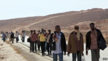 Inmigrantes caminando en Libia Inmigrantes caminando en Libia