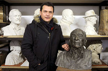 El escultor Amancio González recrea en bronce una treintena de literatos