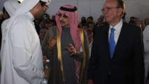 El príncipe Bin Talal-con gafas oscuras-y Rupert Murdoch-a la derecha-.