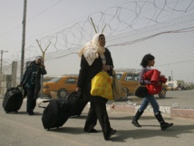 Una familia palestina entrando en Gaza desde Egipto