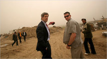 El senador estadounidense John Kerry en Gaza en 2009.