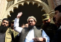 Hafiz Saeed saluda a sus simpatizantes al salir de un tribunal en Lahore Hafiz Saeed saluda a sus simpatizantes al salir de un tribunal en Lahore