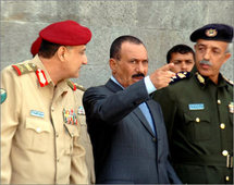 El presidente de Yemen, Ali Abdula Salih, con jefes del ejército