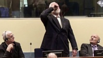 Praljak bebiendo el veneno Praljak bebiendo el veneno