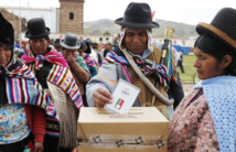 Un boliviano votando en las elecciones de jueces.