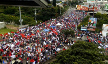 Manifestantes pidiendo transparencia en el recuento de los votos en Honduras