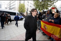 Carles Puigdemont increpado por nacionalistas españoles en Bélgica.