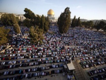 Musulmanes rezando en Jerusalén