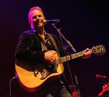 Kevin Costner, tocando en un concierto