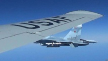 Un avión ruso fotografiado desde un avión estadounidense.