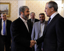 El líder de Hamas, Halid Mishal y el ministro de Exteriores ruso, Sergei Lavrov