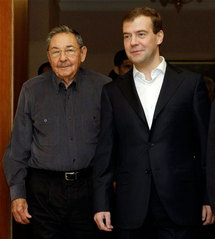 Raul Castro,a la izquierda y Dmitri Medvedev