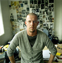 El diseñador de moda británico Alexander McQueen se ahorcó