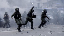 Policías argentinos lanzando gases lacrimógenos en Buenos Aires Policías argentinos lanzando gases lacrimógenos en Buenos Aires