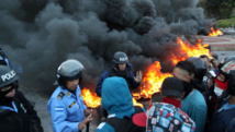 Policías y manifestantes en Honduras