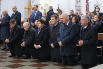 Los dirigentes del PiS rezando en la iglesia Los dirigentes del PiS rezando en la iglesia
