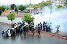 Policías y manifestantes en Tegucigalpa, Honduras