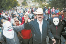 Manuel Zelaya rodeado de manifestantes