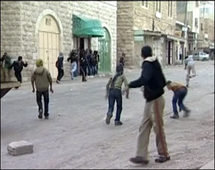 Manifestantes palestinos protestan por la decisión israelí