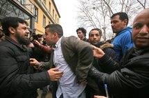 Enfrentamientos entre vecinos que reclaman más seguridad e inmigrantes Enfrentamientos entre vecinos que reclaman más seguridad e inmigrantes