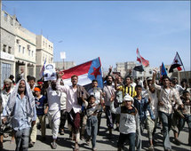 Miles de manifestantes y tres civiles heridos en el sur de Yemen Miles de manifestantes y tres civiles heridos en el sur de Yemen