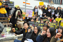 Concentración de mujeres coreanas protestando contra el acuerdo