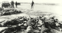 Vietnamitas asesinados y soldados estadounidenses en My Lai, Vietnam en 1968.