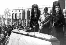 De izquierda a derecha, María del Carmen Polo, Francisco Franco y Carmen Franco