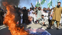 Manifestantes pakistaníes queman banderas estadounidenses Manifestantes pakistaníes queman banderas estadounidenses