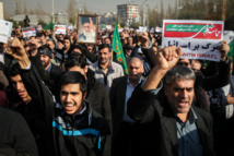 Manifestantes iraníes con fotos de Jomeini y carteles donde se lee "abajo con Israel"