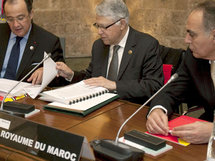 En el centro, Abbas Al Fassi,primer ministro marroquí, en Granada durante la cumbre.